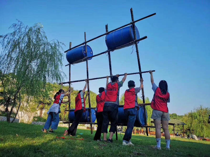 牛仔度假村团建扎筏泅渡