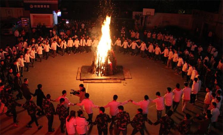 西山牛仔度假村篝火晚会