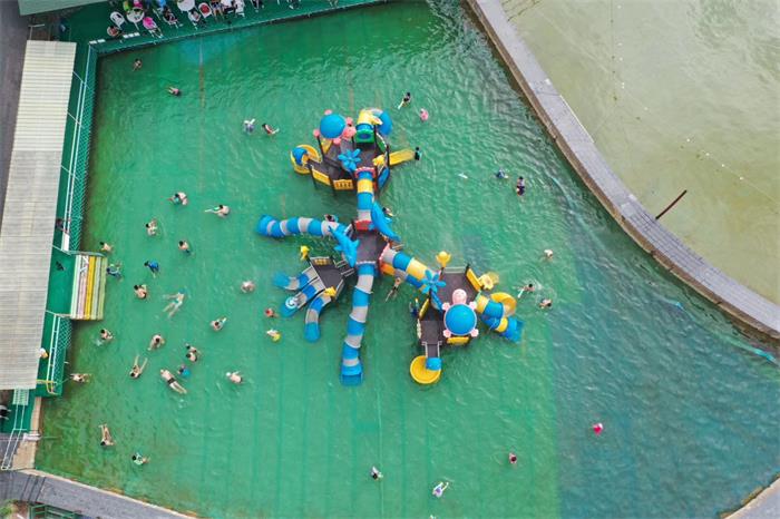 牛仔度假村游泳