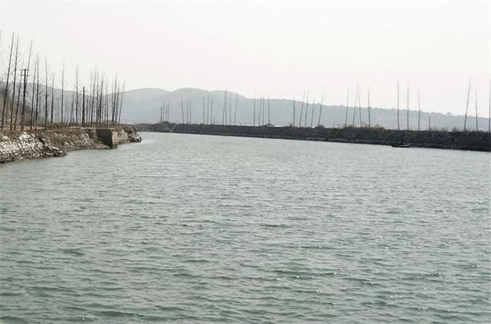 牛仔俱乐部湖面