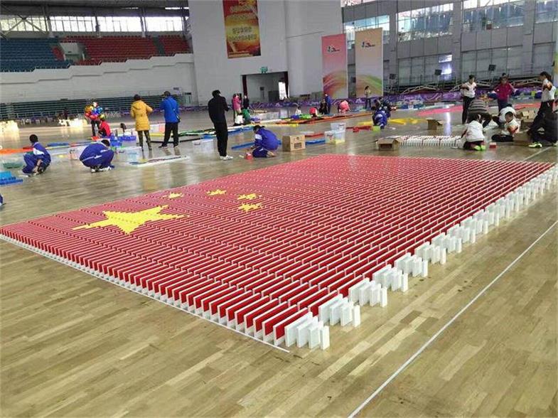 多米诺骨牌团队活动