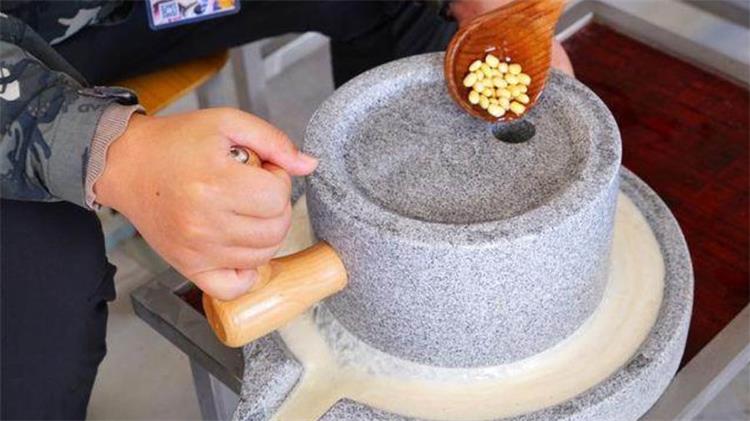 我们牛仔度假村亲子研学课程磨豆腐体验活动,有空的家长可以带着孩子
