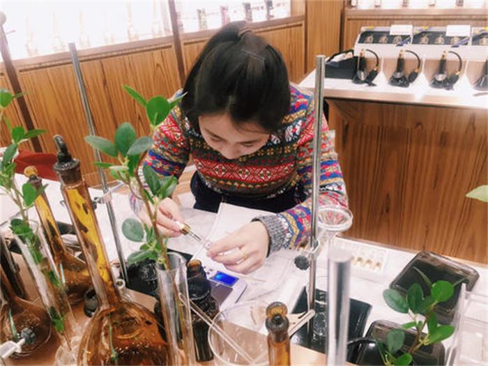 亲子活动制作香水