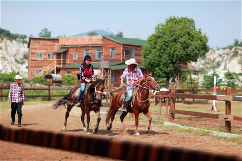 牛仔度假村骑马