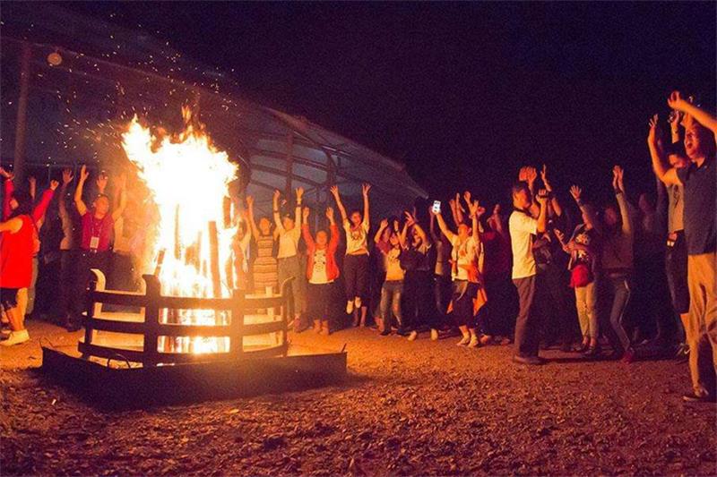 牛仔度假村篝火晚会